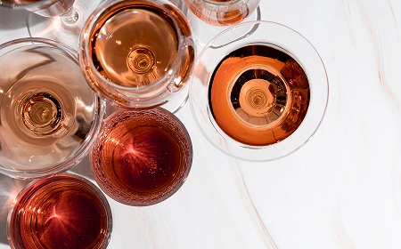 Элегантные бокалы с вином разных оттенков &mdash; дегустация в стиле минимализм